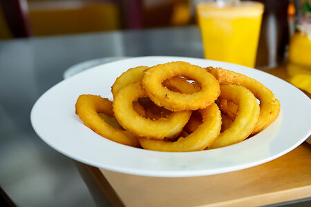 Луковые кольца с чесночным соусом