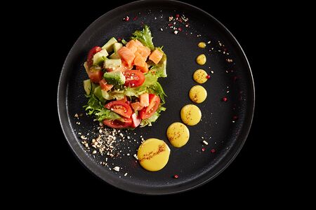 Салат с лососем, авокадо и соусом из маракуйи