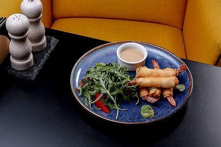 Тигровые креветки с руколой и томатами