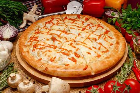 С копченой курицей и яйцом большая