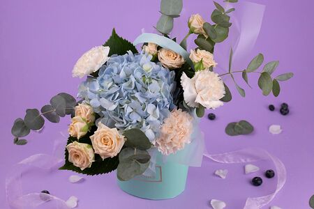 Букет цветов в сумочке Гортензия в розах