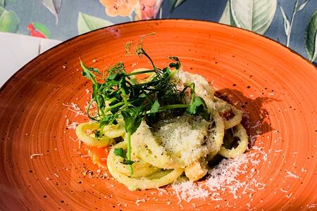 Паста с лососем и томатами черри