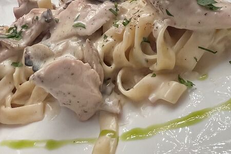 Феттуччине с курицей в сливочном соусе