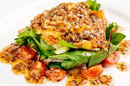 Салат с печеным сыром в азиатской заправке