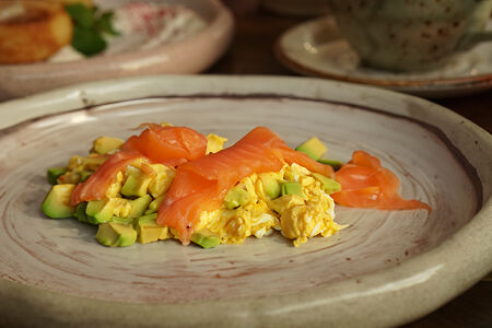 Яйцо скрэмбл с лососем и авокадо