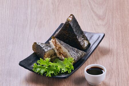 Онигири копченый лосось