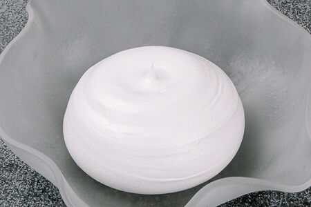 Павлова с кремом из кукурузы и малины