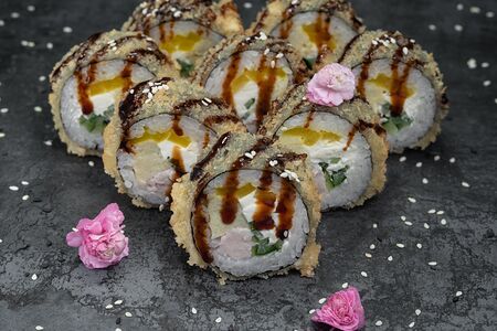 Жареный ролл-микс с такуаном