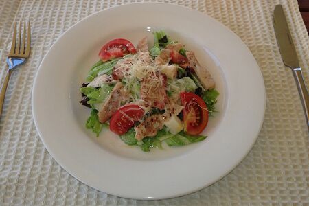 Салат Цезарь с курицей