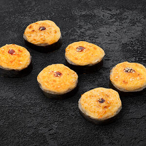 Ролл запеченный с крабом под сырным соусом