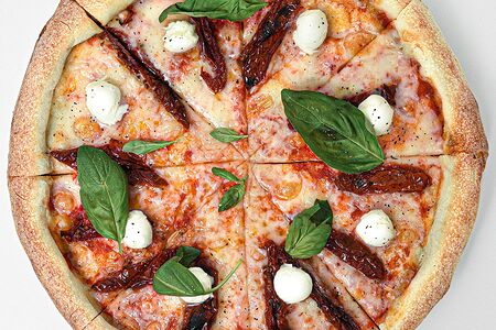 Пицца Маргарита с вялеными томатами