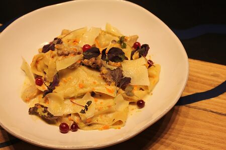 Паста в гостях у Сибирячки с олениной и томлеными овощами в сливочном соусе