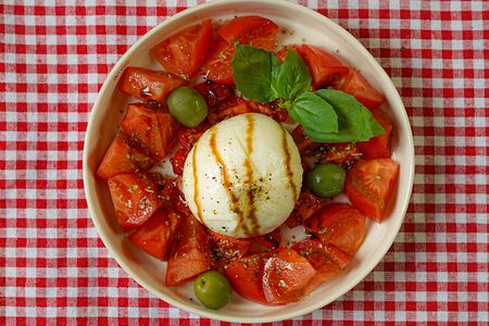 Буррата & томаты & песто & оливки