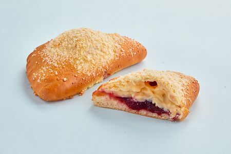 Пирожок Вишня, бобы тонка, заварной ванильный крем, крамбл