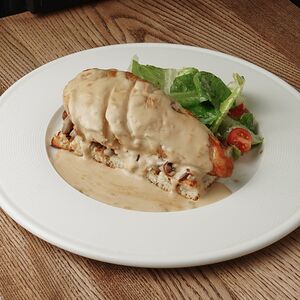 Куриная грудка, креветки, пате, луковый джем