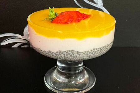 Чиа-пудинг с кокосовым молоком, персиковым пюре и йогуртом