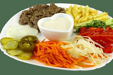 Шаверма на тарелке с говядиной