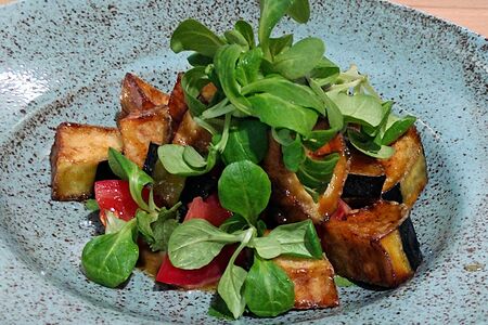 Теплый салат из баклажанов с помидорами