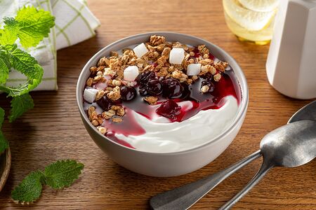 Гранола с вишневым вареньем