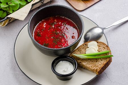 Борщ из говядины со сметаной и ремесленным хлебом