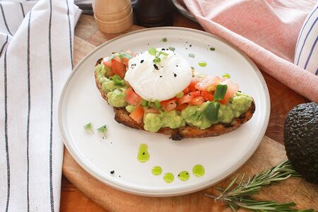 Авокадо тост с томатной сальсой