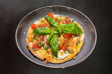 Лепешка с лососем и томатами