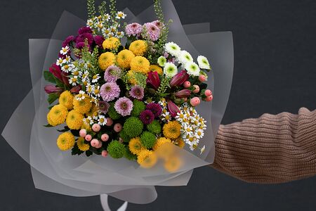 Букет цветов Полевой из ромашек и хризантем Сантини