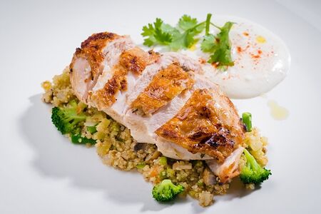 Куриная грудка с киноа и овощами