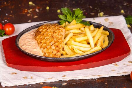 Курочка в сливочно-томатном соусе