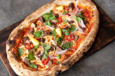 Пицца с бараньим шашлыком