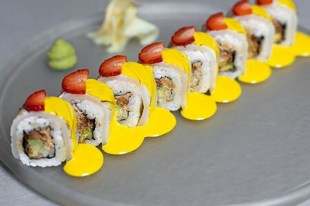 Ролл опаленный кальмар с манго соусом