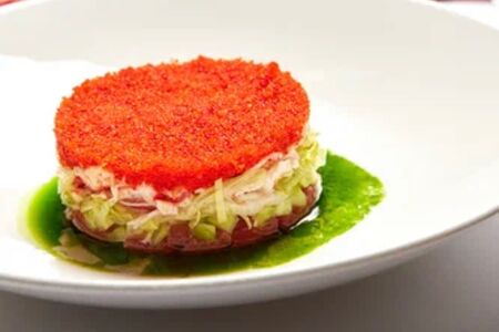 Салат с камчатским крабом, авокадо, икрой тобико и соусом руй