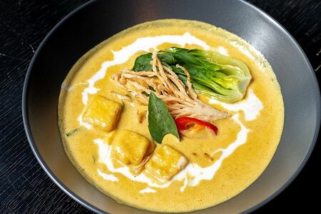 Желтый карри с тофу и грибами эноки