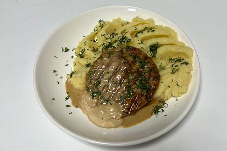 Котлеты куриные с картофелем, соусом и зеленью