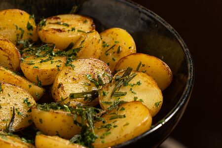 Обжаренный картофель с розмарином