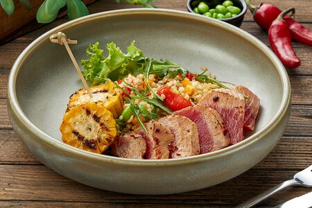 Опаленный тунец с булгуром и эдамамэ