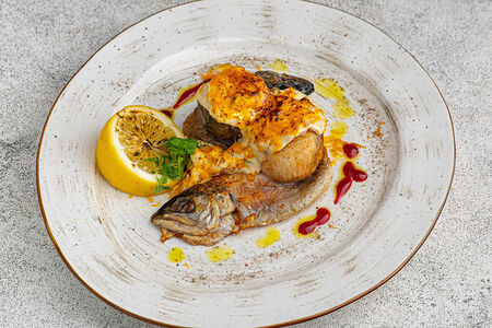 Речная форель, фаршированная цукини в сливочном соусе