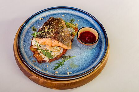 Иркутская фермерская форель на картофельном дранике