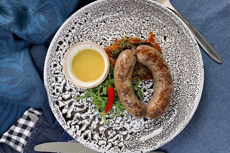 Колбаска cвинo-говяжья с запеченным картофелем