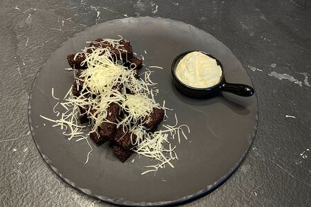 Гренки из бородинского хлеба с чесночным соусом