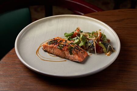 Форель с печёными томатами и авокадо