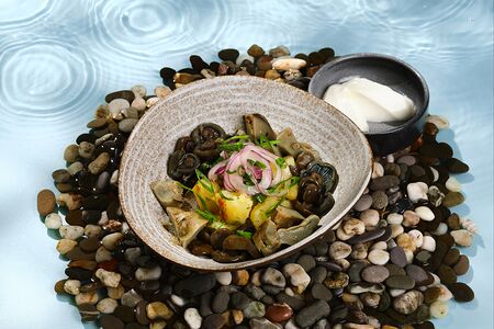 Грузди и рыжики солёные с картофелем и красным луком