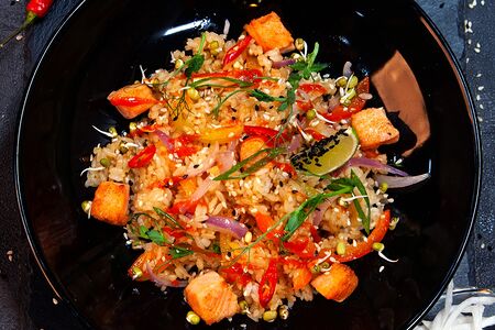 Рис жареный с семгой в соусе терияки