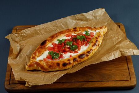 Хачапури с сыром страчателла, розовыми томатами и свежей зеленью