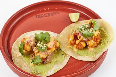 Тако с хрустящей креветкой, гуакамоле и манго-майо