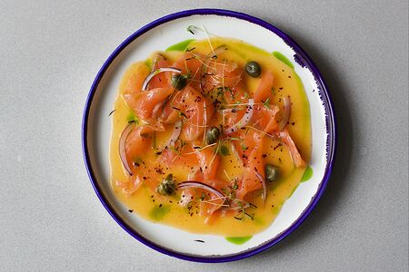 Лосось с соусом из соленого лимона