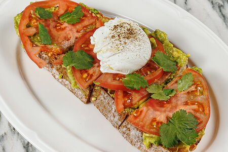 Авокадо-тост с гуакамоле и яйцом пашот