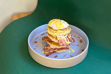 Оладьи с беконом и яйцом пашот