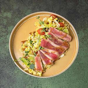 Теплый салат с тунцом