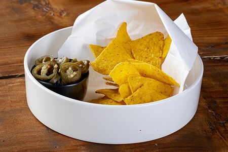 Начос с перцем халапеньо